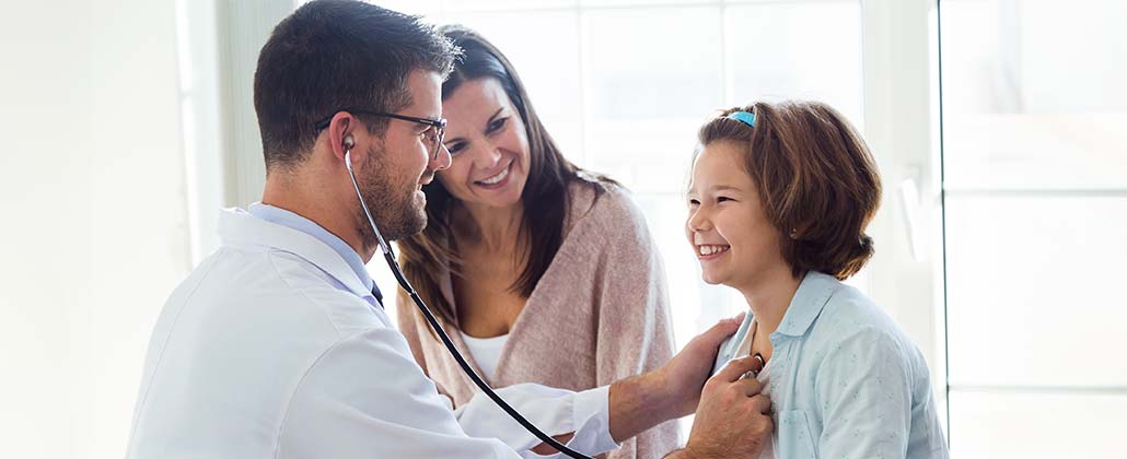 Criança a ser oscultada pelo médico